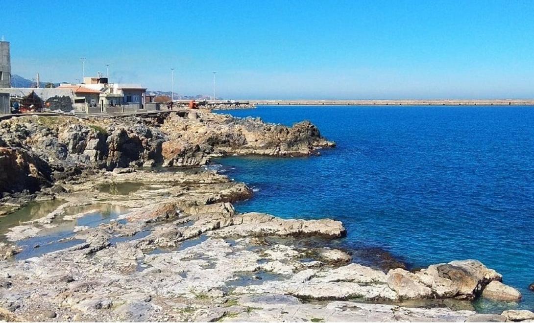 Η θάλασσα στην περιοχή της Νέας Αλικαρνασσού