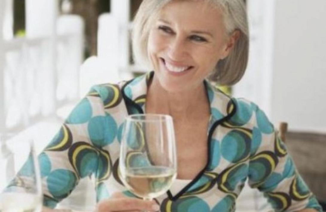 Το αλκοόλ στη μέση ηλικία αυξάνει τον κίνδυνο εγκεφαλικού