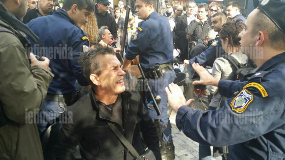 Εικόνες ντροπής στο Υπουργείο Οικονομικών: ΜΑΤ απωθούν ΑΜΕΑ