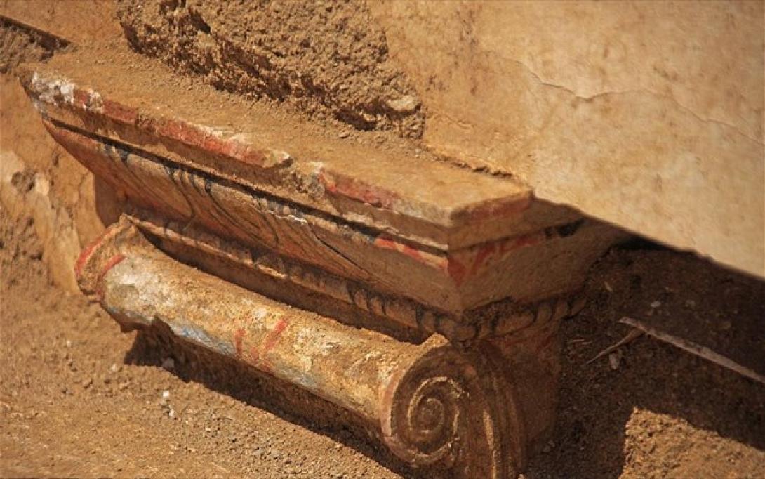 Διακόσμηση με μπλε και κόκκινο χρώμα στο μνημείο της Αμφίπολης