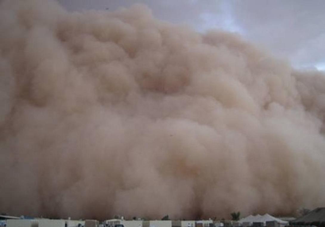 Αμμοθύελλα σκορπά τον θάνατο στο Ιράν 