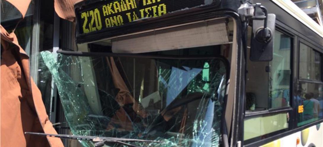 Λεωφορείο "κάρφωσε" μέσα σε καφατέρια στα Ιλίσια (φωτογραφίες)