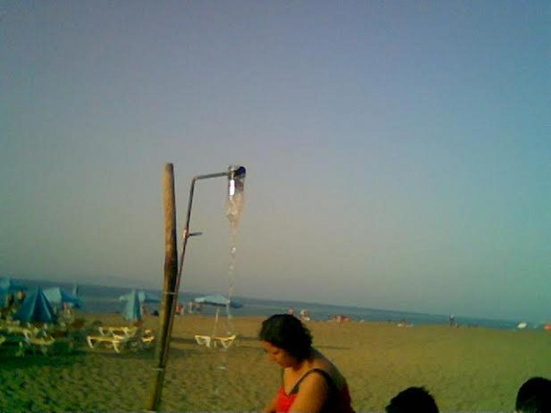 Ντουζιέρα - πατέντα στην παραλία της Βαγιάς στην Αμμουδάρα