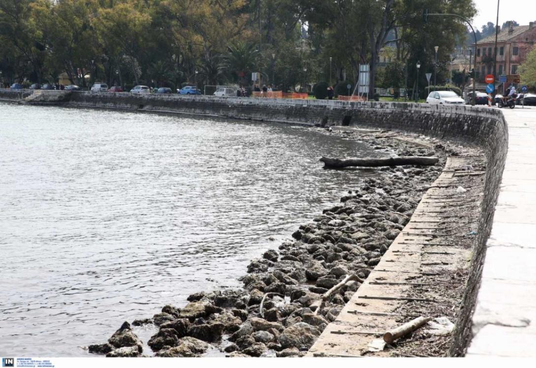 Το νερό υποχώρησε στην Κερκυρα