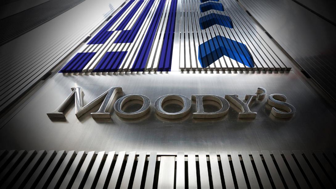 Ο οίκος Moody's απειλεί με υποβάθμιση την Ελλάδα