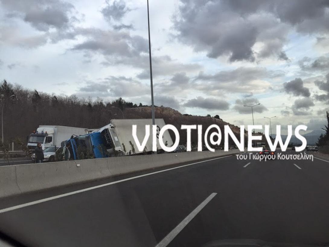 Δύο νεκροί από ανατροπή νταλίκας στην Αθηνών - Λαμίας (φωτο)