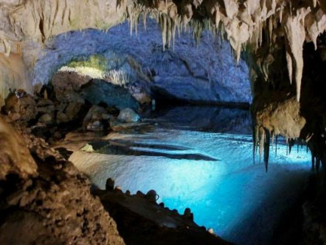 Μοναδική λίμνη μέσα σε σπήλαιο