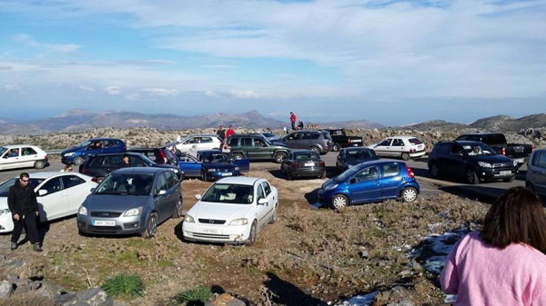 Ουρές χιλιομέτρων στα Ανώγεια, για να παίξουν χιονοπόλεμο! (φωτο)