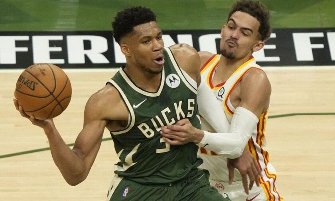 Αντετοκουνμπο με Χοκς.jpg