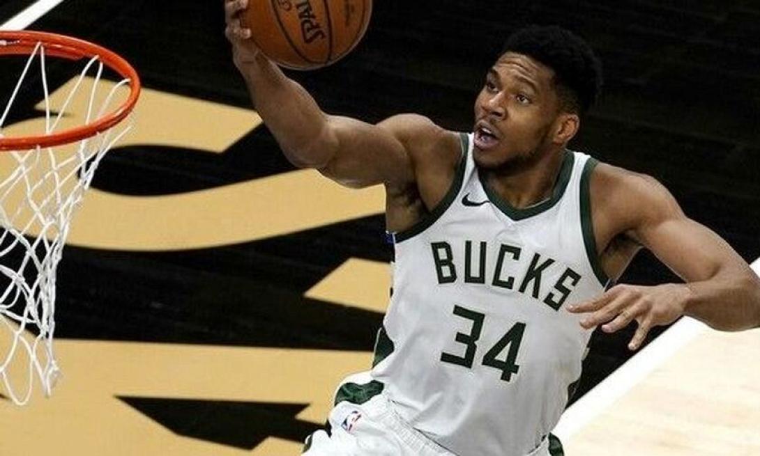 Αντετοκουνμπο με Χοκς.jpg