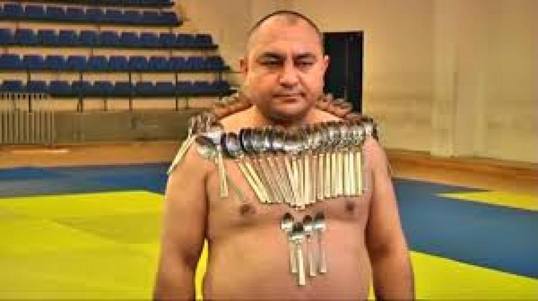 Άνθρωπος- μαγνήτης, με 53 κουτάλια στο σώμα του