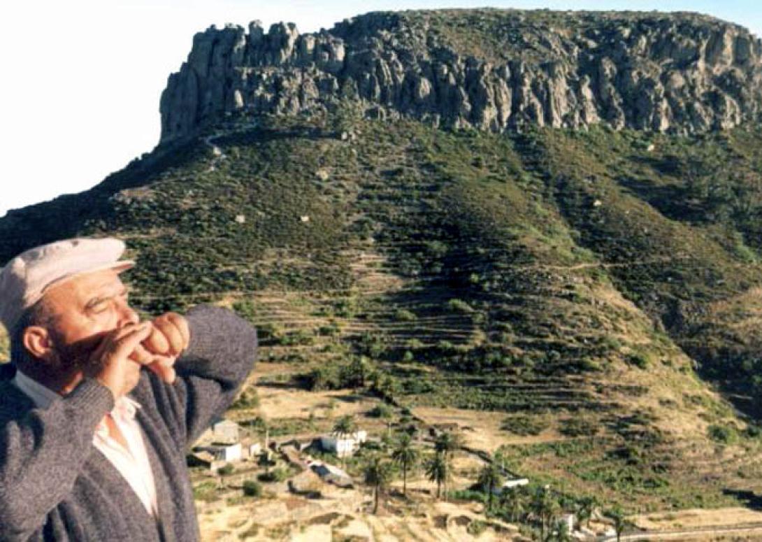 άνθρωπος σφυρίζει-χωριό Αντιά.jpg