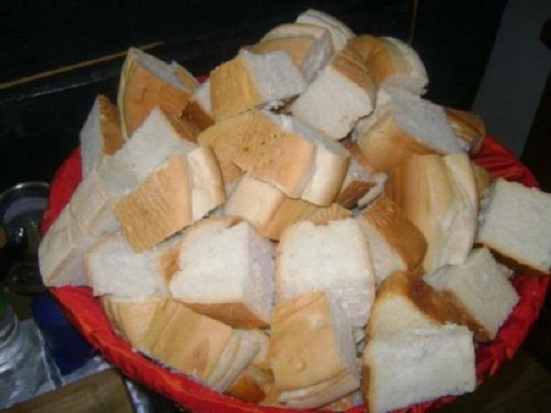 Από μαντινάδες μέχρι... αντίδωρα, μέσα στους φακέλους με τα ψηφοδέλτια!