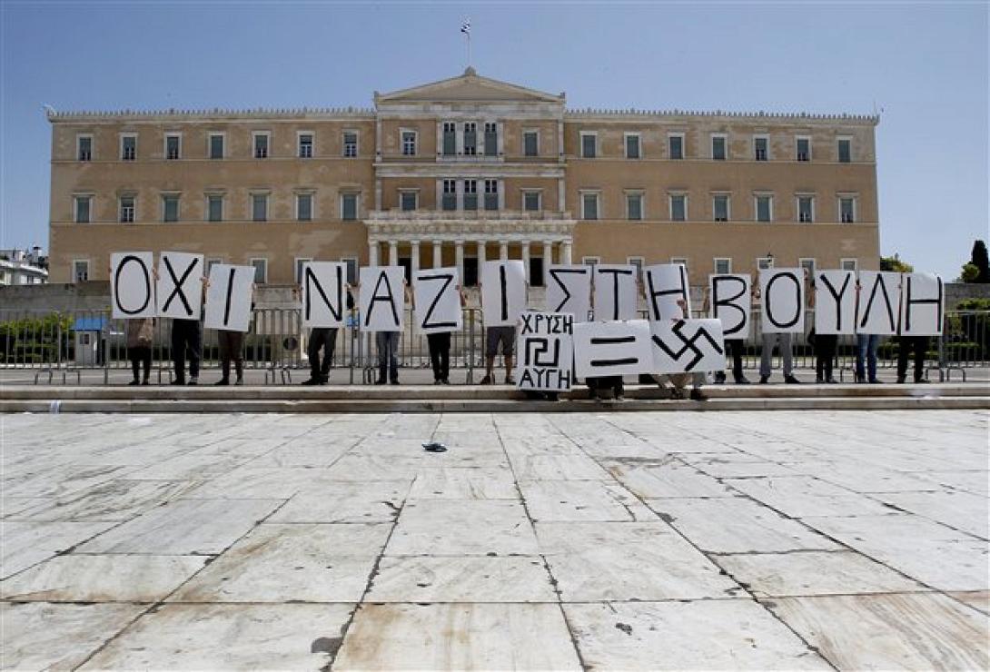 "Άφρισε" το Σύνταγμα - Πλημμύρισαν οι δρόμοι στα Χανιά από τα αντιφασιστικά συλλαλητήρια