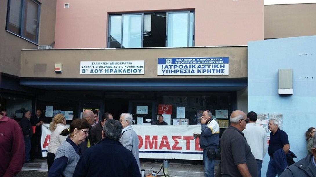 Διαμαρτύρονται κατά του ΕΝΦΙΑ - Καμία συναλλαγή στη ΔΟΥ Ηρακλείου