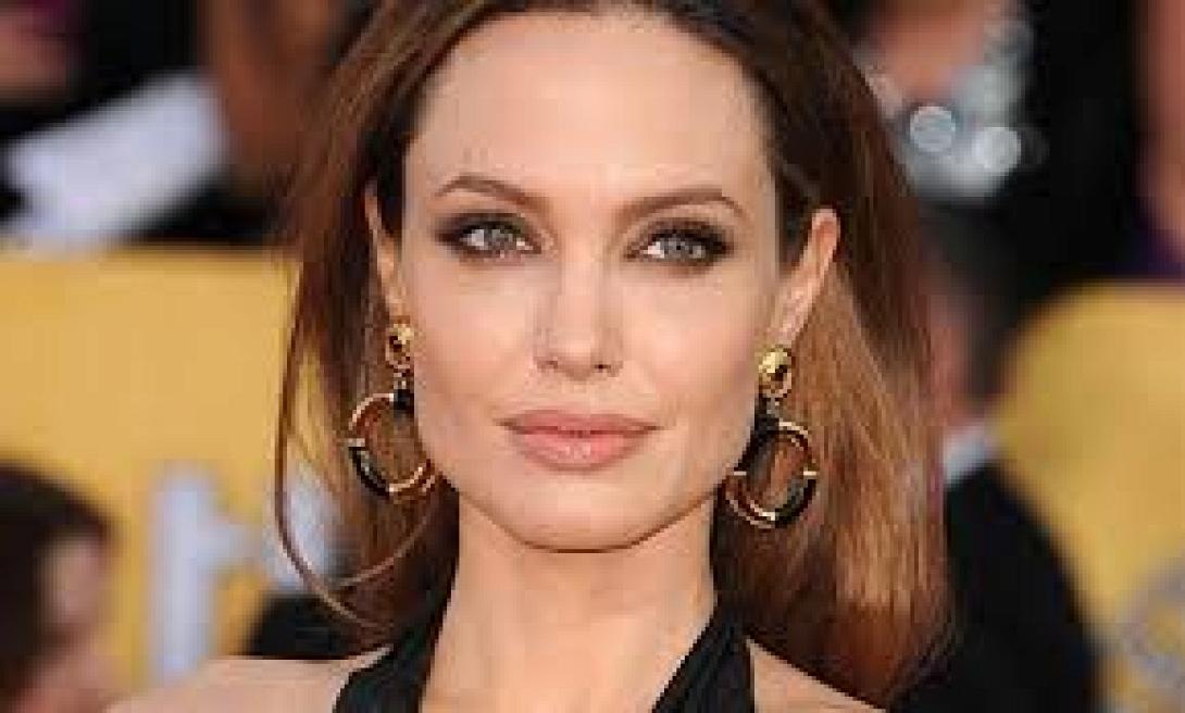 Η Αντζελίνα Τζολί δηλώνει "ανοικτή" όσον αφορά το ενδεχόμενο να ασχοληθεί με την πολιτική 