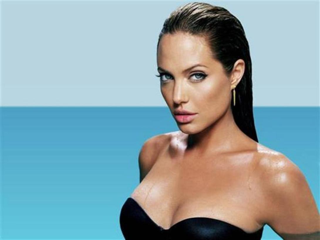Τι πλαστική επέμβαση ετοιμάζεται να κάνει η Angelina Jolie; 