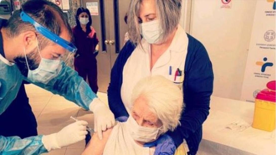 Εμβολιάστηκε 97χρονη επιζήσασα του Αουσβιτς στη Θεσσαλονίκη