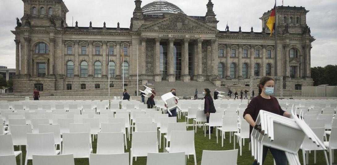 Γερμανία: 13.000 καρέκλες στο κοινοβούλιο, μία για κάθε πρόσφυγα της Μόριας