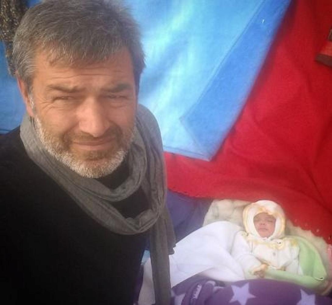 Απεργός πείνας, βρέφος 30 ημερών στην πλατεία Συντάγματος ...