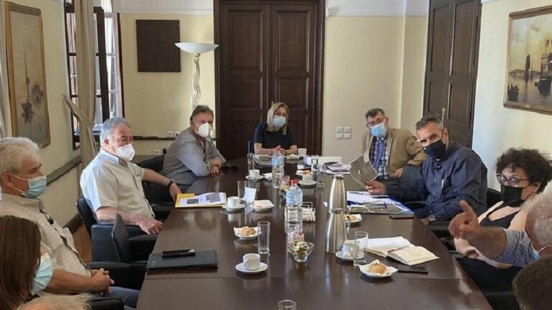 ΑΠΟΚΕΝΤΡΩΜΕΝΗ - ΚΑΡΝΕΖΗΣ