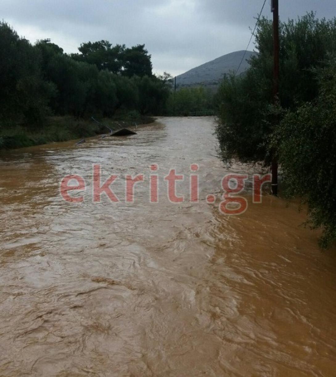 πλημμύρισαν δρόμοι στους Αποστόλους