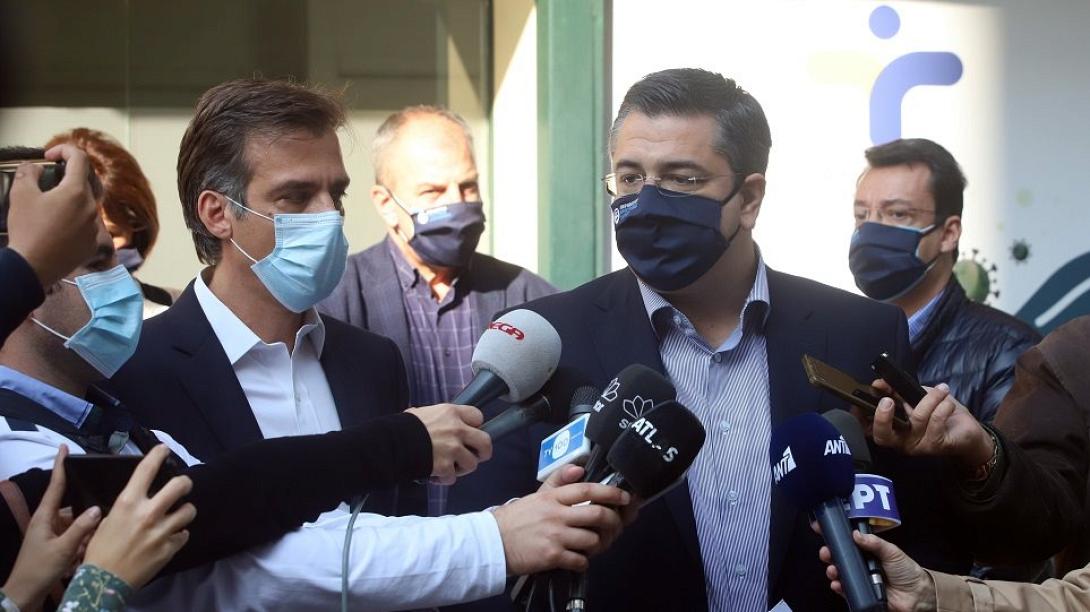 Αποστολος Τζιτζικώστας