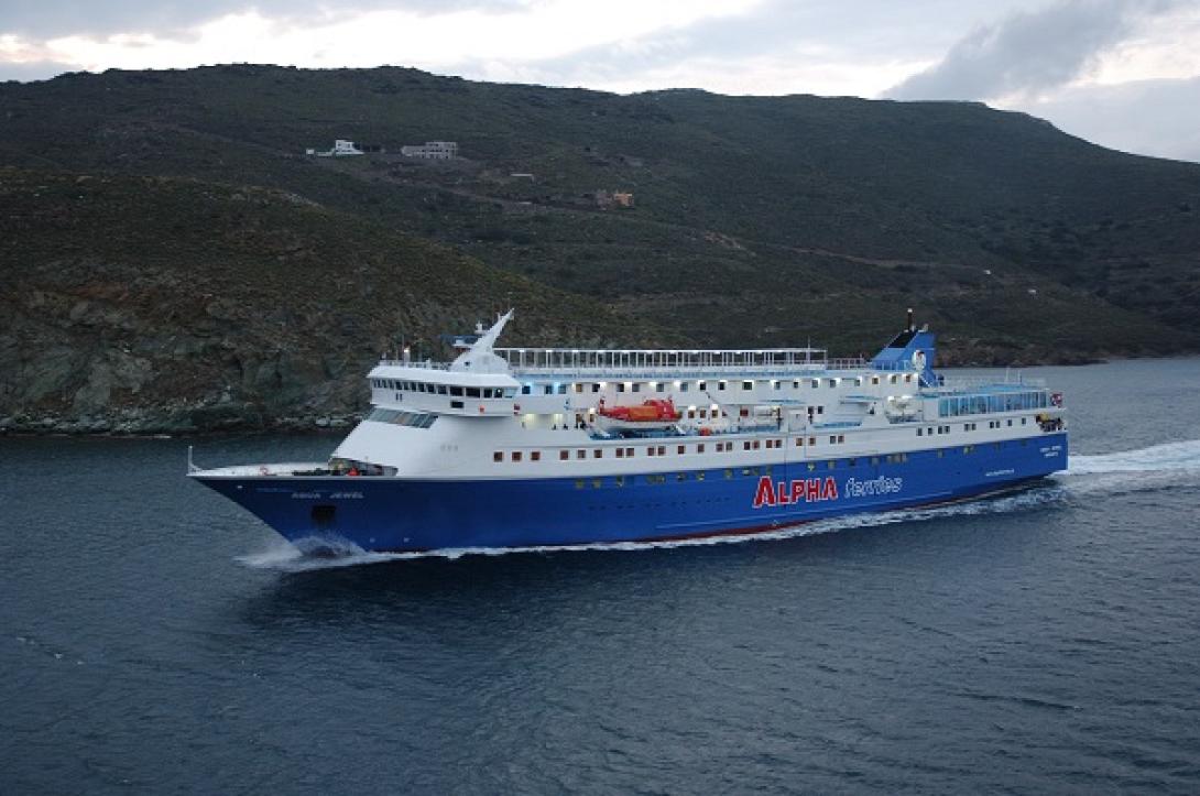 Με μία μηχανή πλέει το Aqua Jewel λόγω βλάβης