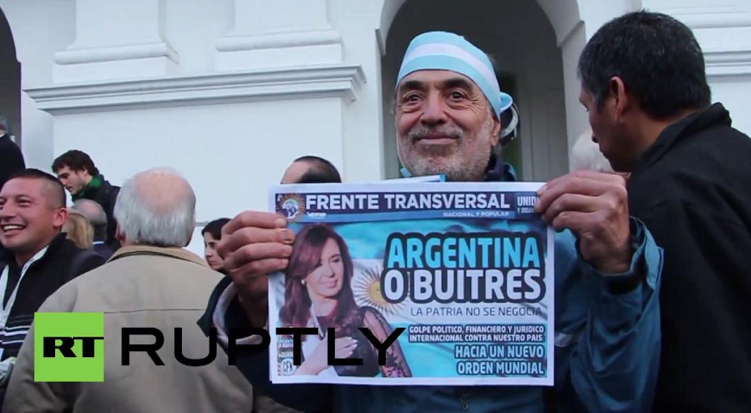 Η Αργεντινή γιορτάζει τη ... χρεοκοπία της, φωνάζοντας "Πατρίδα, ναι. Αποικία, όχι"! 