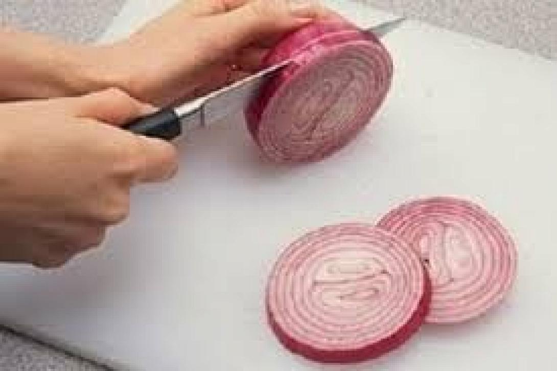 Διώξτε την μυρωδιά του κρεμμυδιού από τα χέρια σας