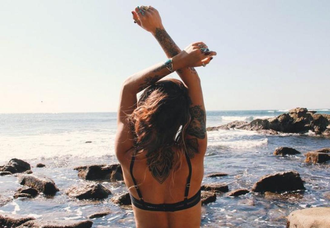 γυναίκα στην θάλασσα-γραμμωμένα χέρια