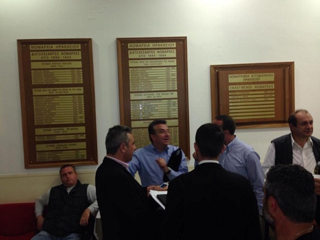 Χαμογελαστός στα γραφεία της Περιφέρειας Κρήτης ο Σταύρος Αρναουτάκης