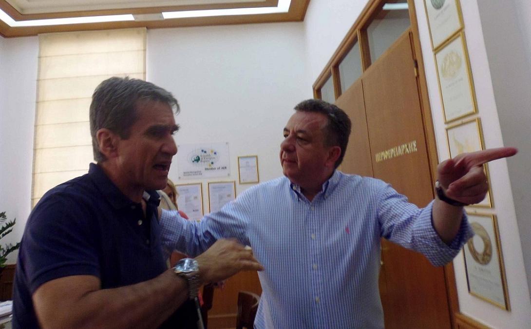 Κουίζ: Τι δείχνει ο Περιφερειάρχης στον Υπουργό Παιδείας;