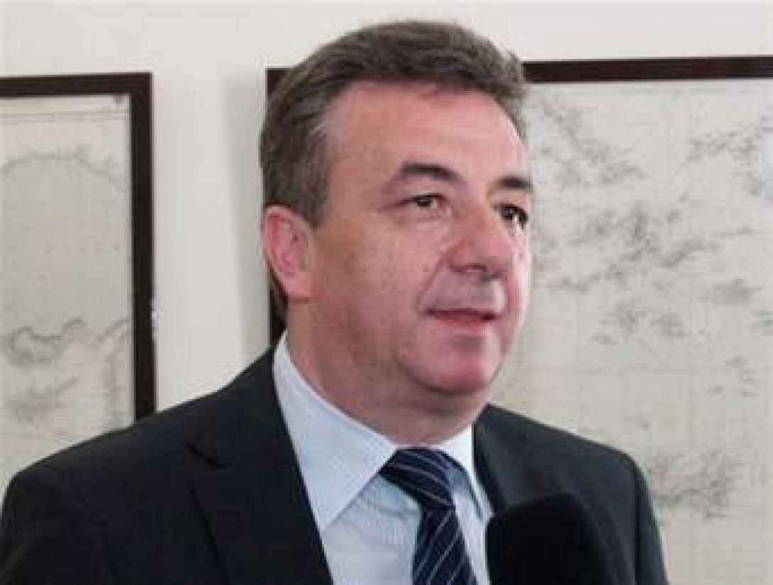 Νέες δηλώσεις υπέρ Αρναουτάκη