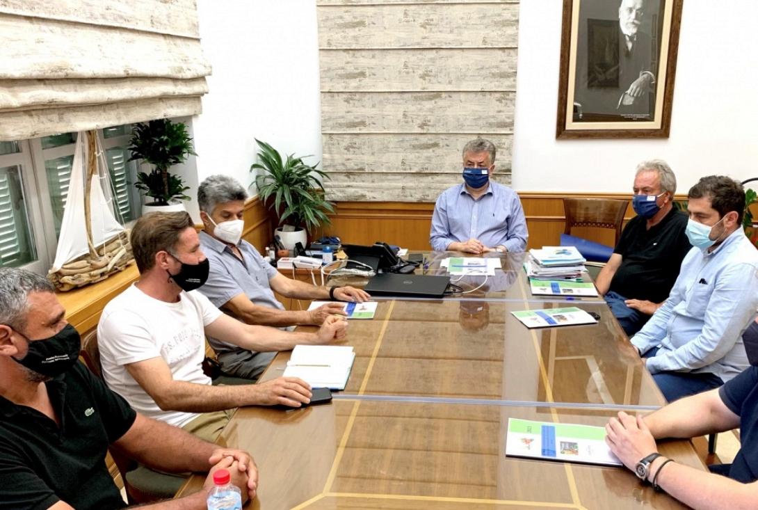 Αρναουτάκης σύσκεψη με αγροτικό σύλλογο Ιεράπετρας