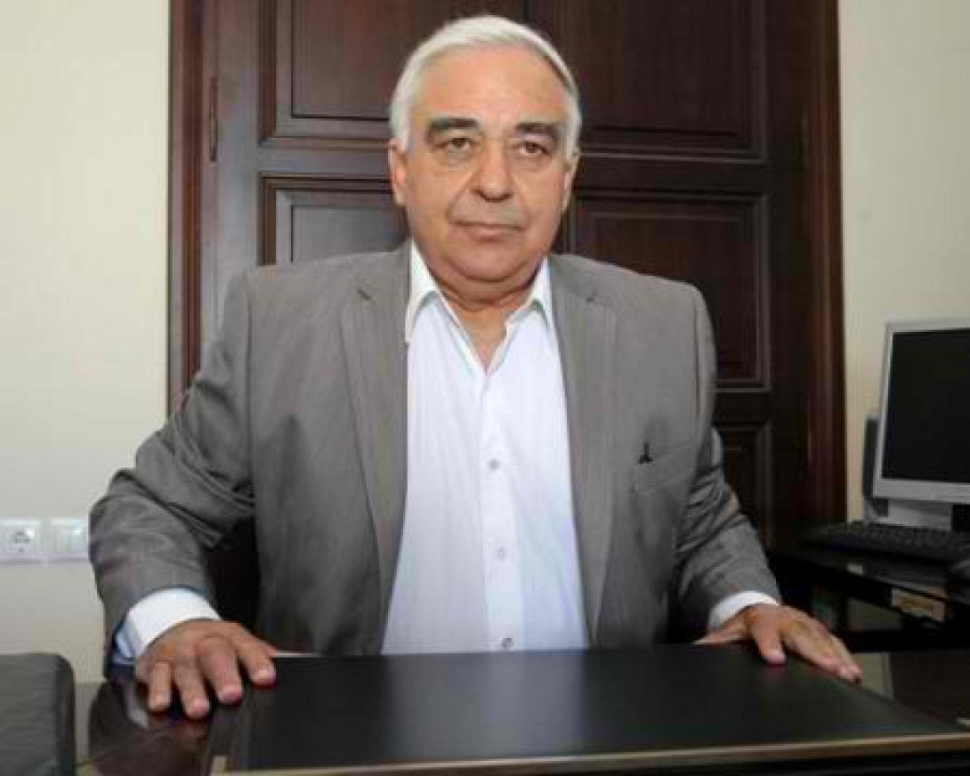 Τον απέλυσε ... τηλεφωνικώς