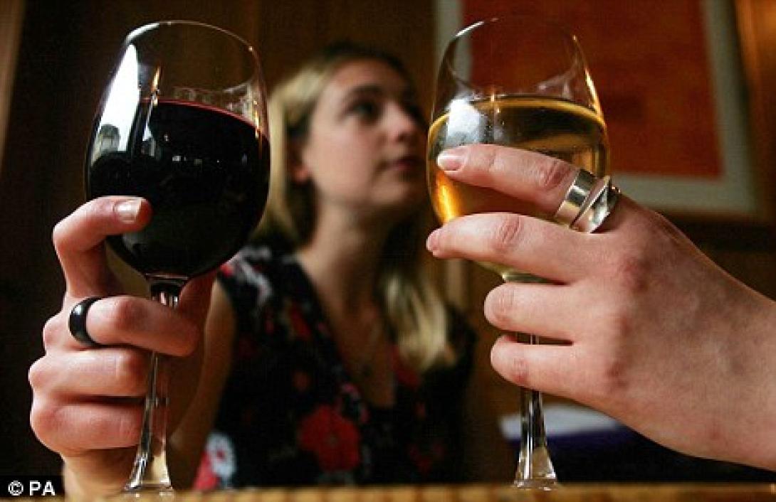 Όσοι δουλεύουν πολύ, πίνουν και περισσότερο