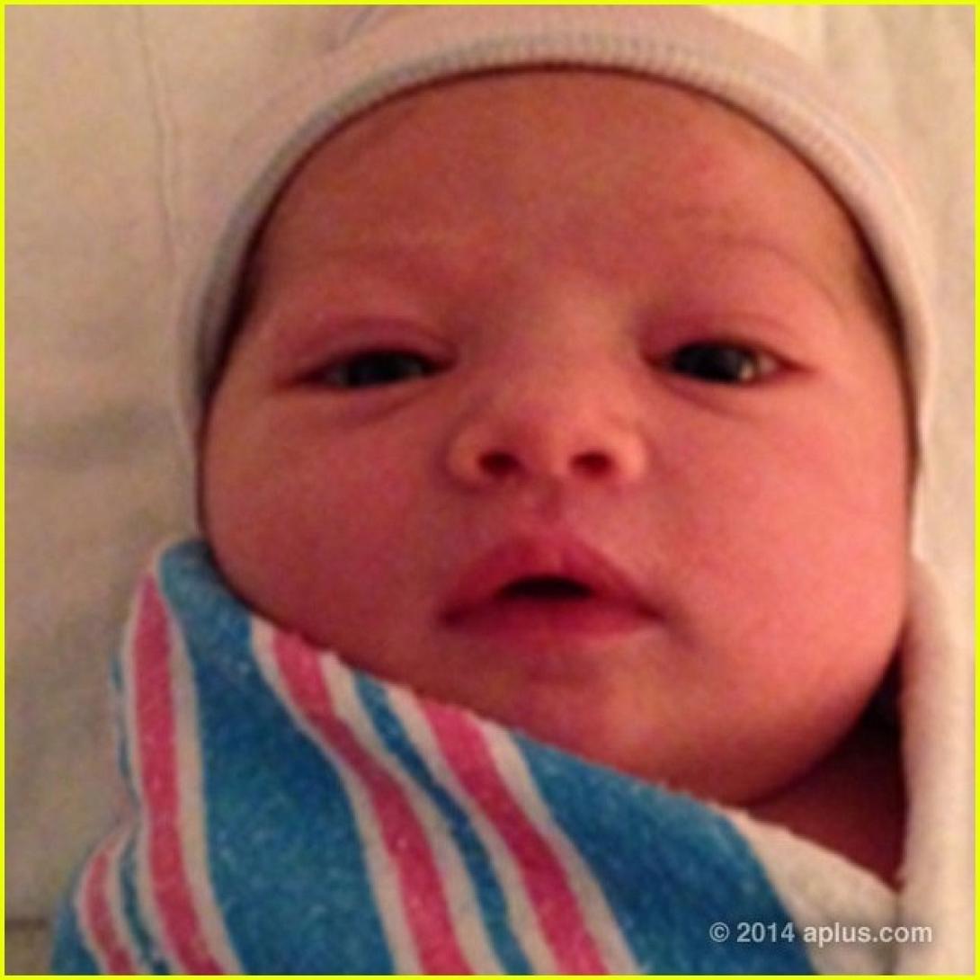 Η πρώτη φωτογραφία του μωρού του Ashton Kutcher και της Mila Kunis