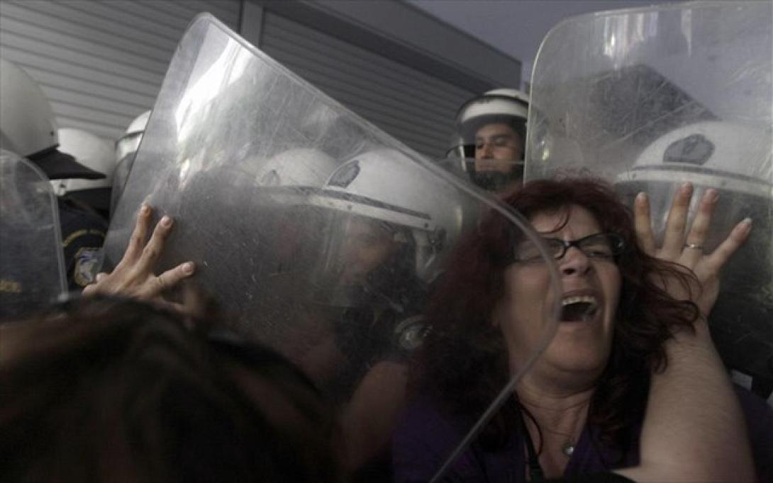 Σε διαθεσιμότητα ο αστυνομικός που χτύπησε την καθαρίστρια