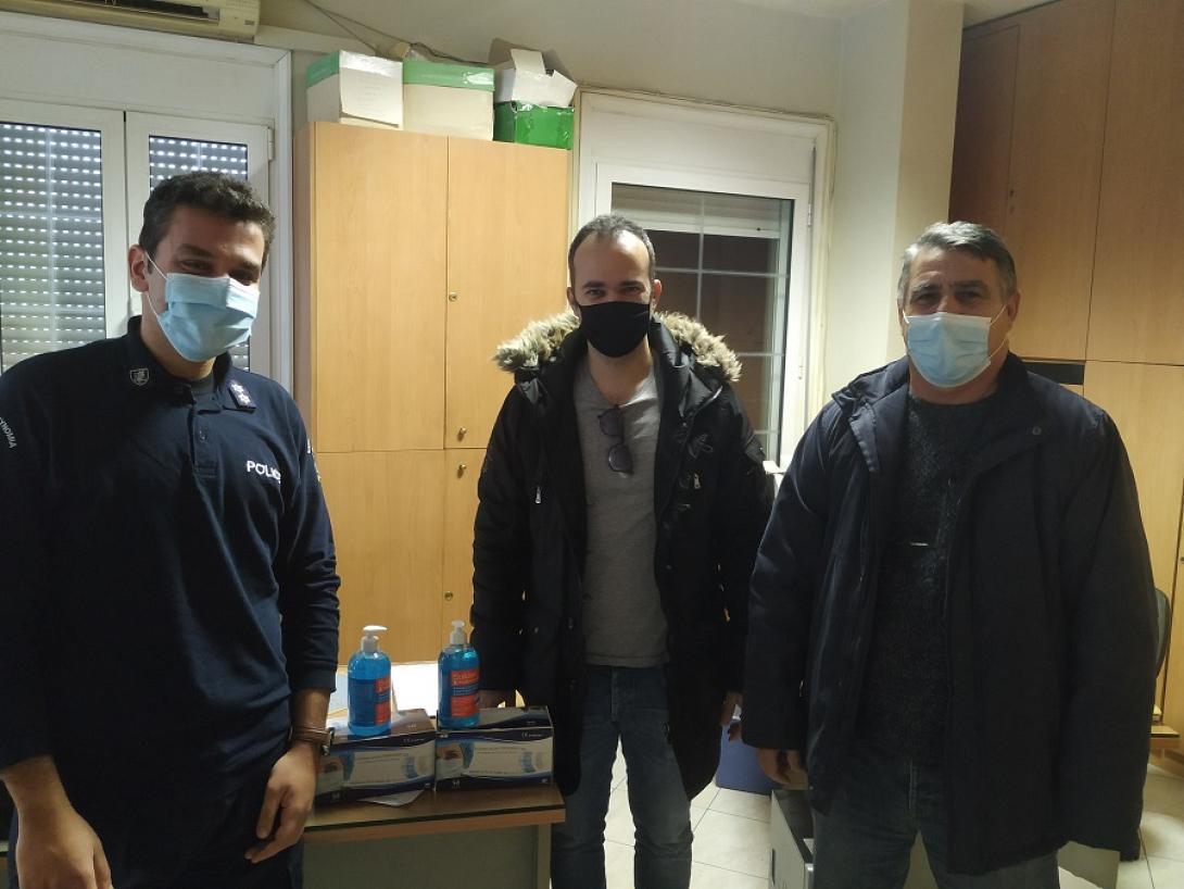 Μοίρασαν υγειονομικό υλικό