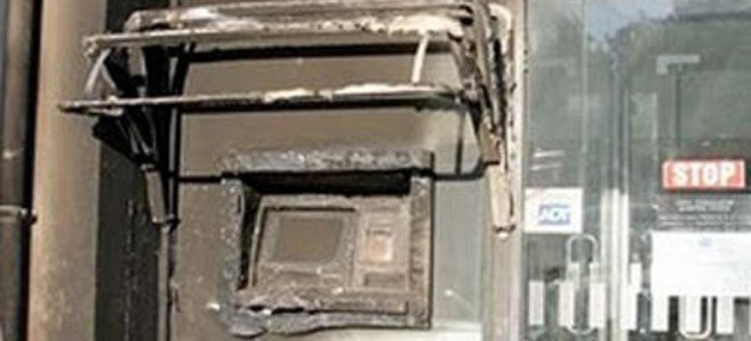 Φωτιά σε ΑΤΜ τραπεζών και σε ΙΧ αυτοκίνητα 