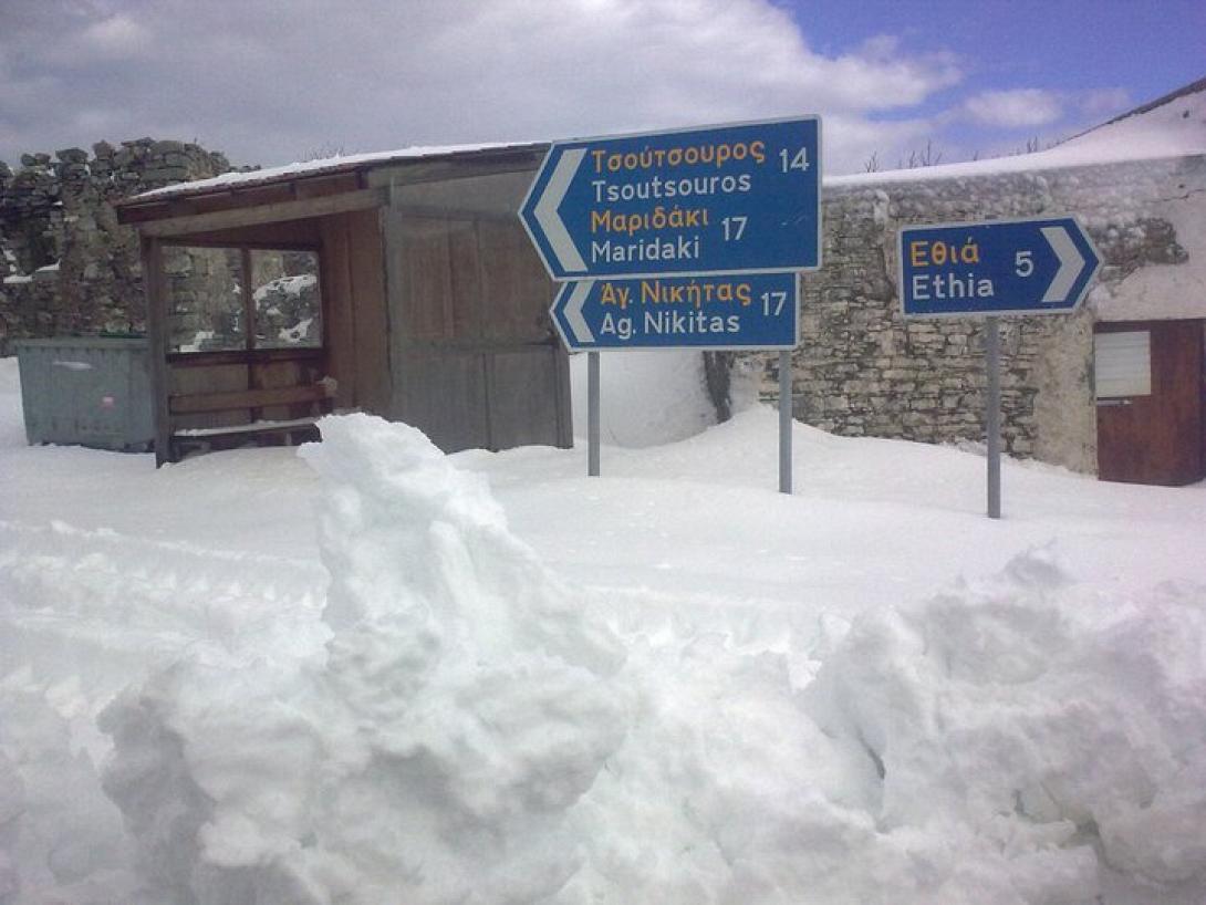 Η κακοκαιρία "κόβει" το ρεύμα - Στο σκοτάδι Αχεντριάς και Εθιά 
