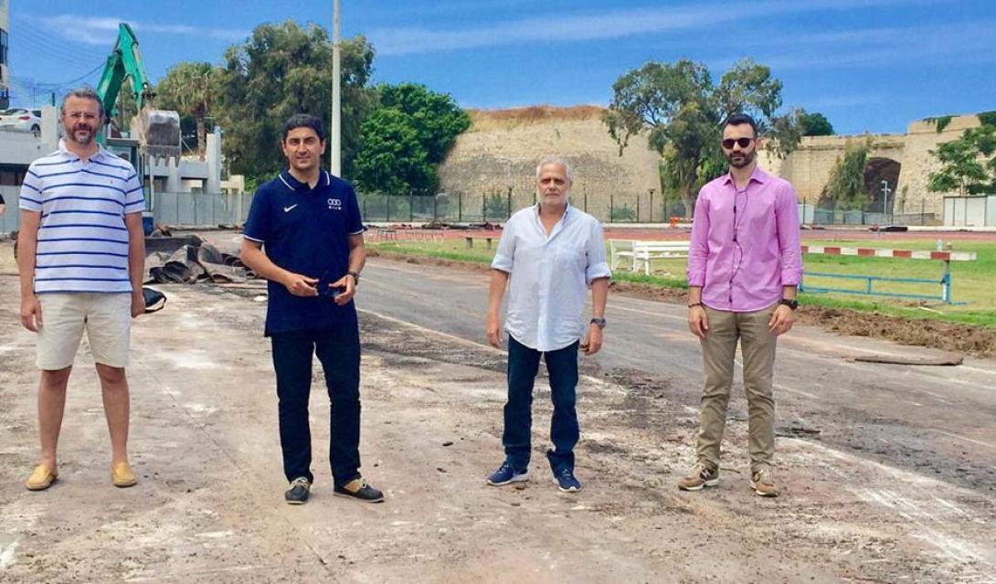 Oι κκ Αυγενάκης και Ζερβός(δεξιά) στο στάδιο Ελευθερίας.jpg