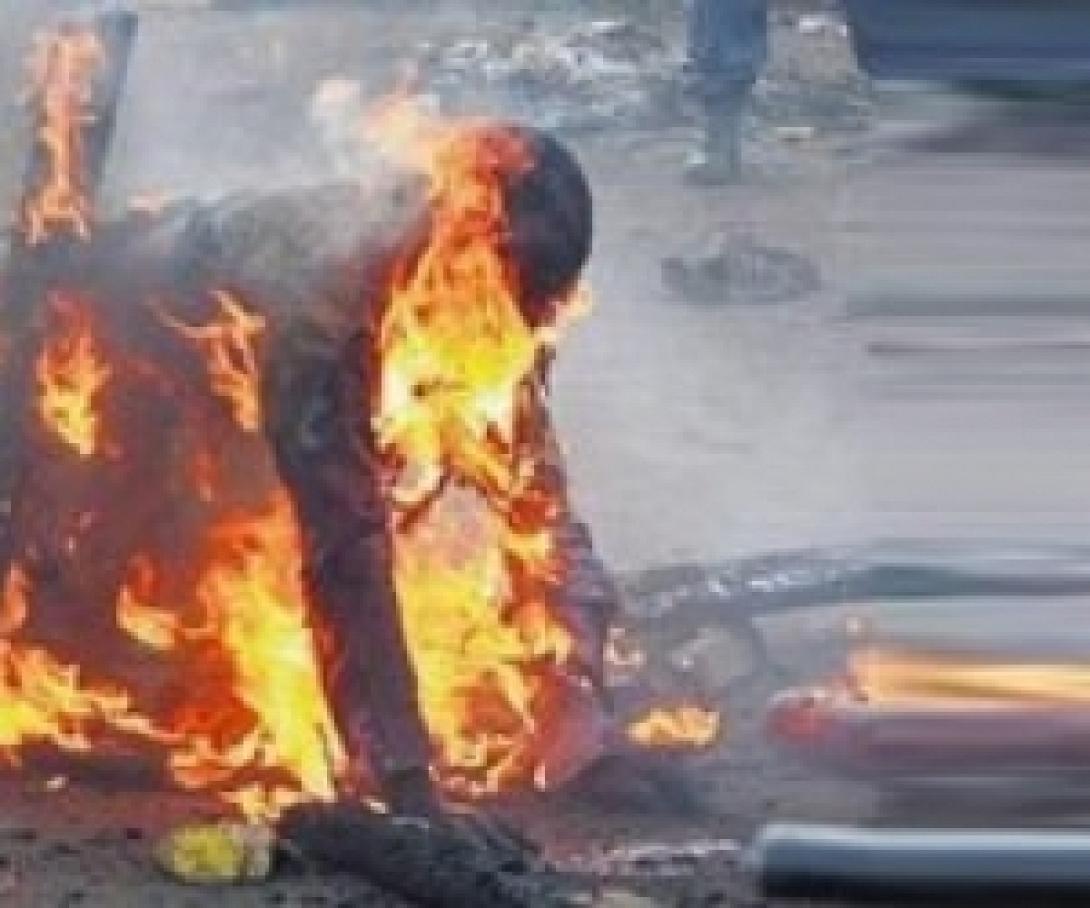 Τραγικός θάνατος άνδρα - Αυτοπυρπολήθηκε μπροστά στους αστυνομικούς