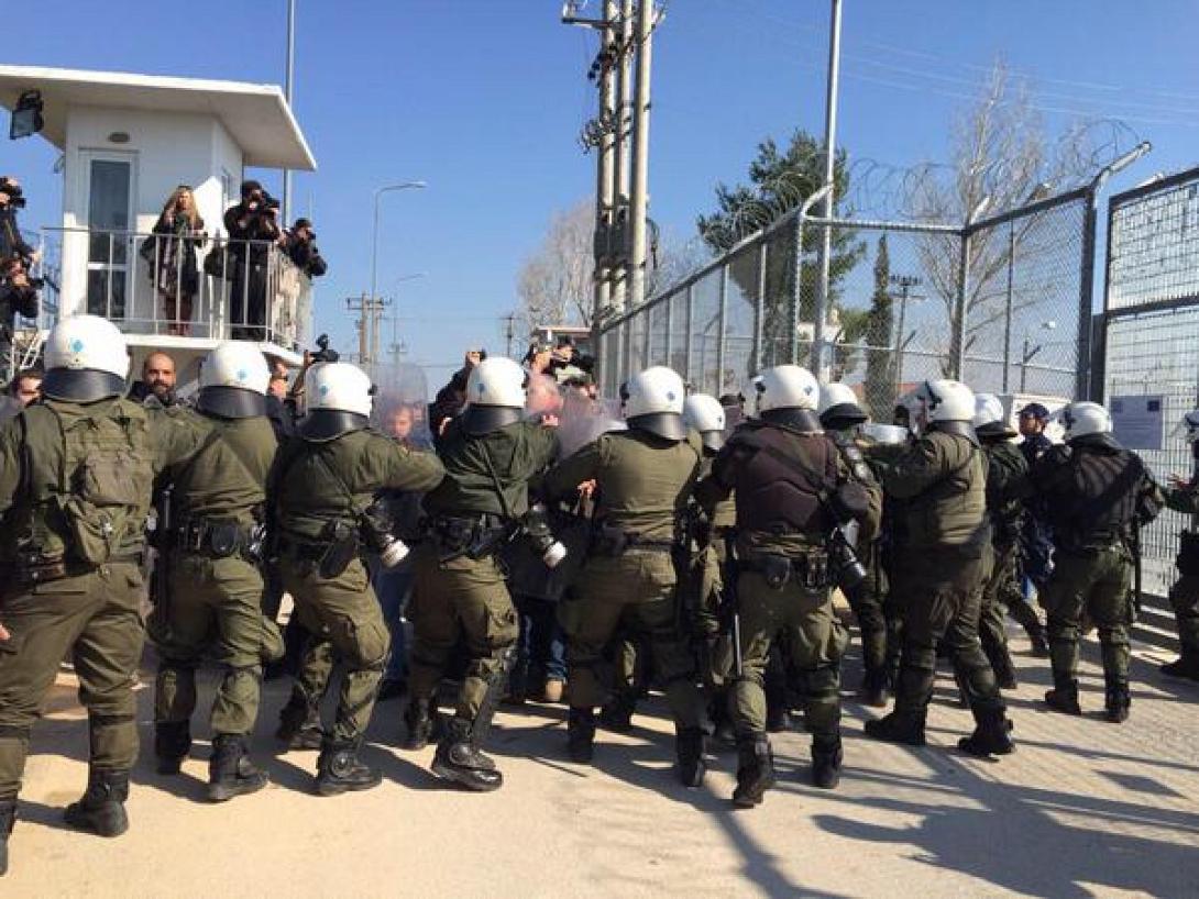 Ένταση με διαδηλωτές και ΜΑΤ έξω από την Αμυγδαλέζα