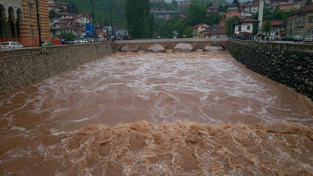 Στους 16 έφτασαν οι νεκροί από πνιγμό σε συνοικισμό του Ομπρένοβατς