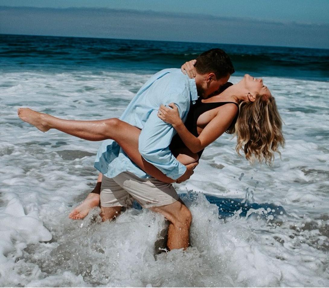 καλοκαίρι έρωτας θάλασσα ερωτευμενο ζευγάρι