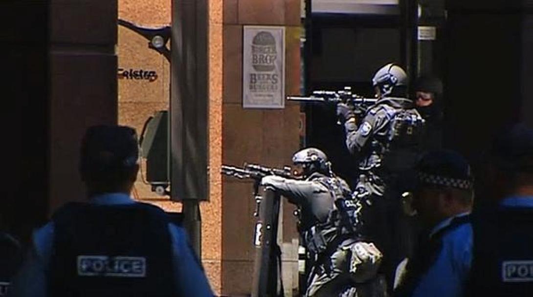 Ένοπλος κρατά ομήρους σε καφέ του Σίδνεϊ