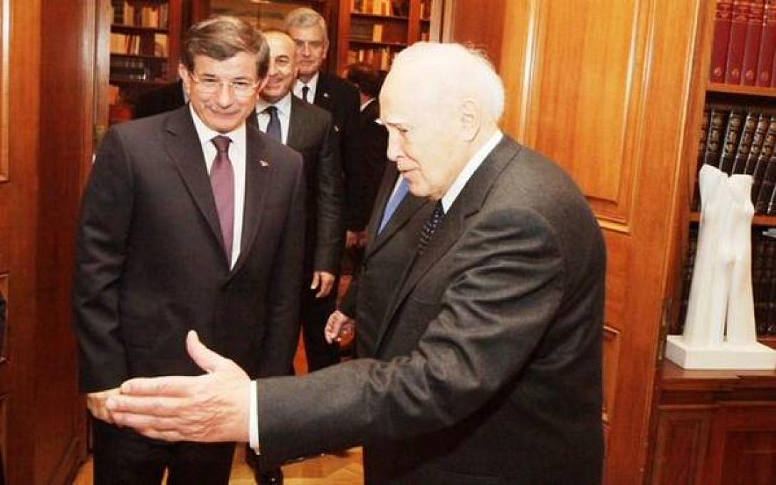 Παπούλιας προς Νταβούτογλου: Πρέπει να είμαστε καλοί γείτονες