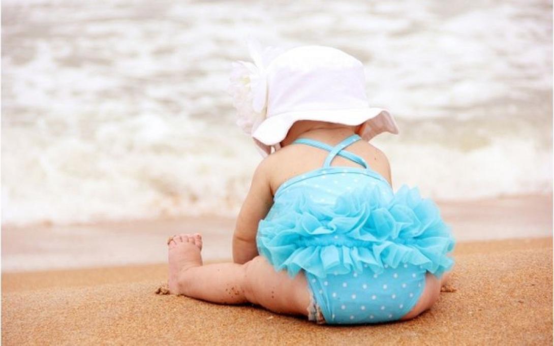 παιδι βρεφος θαλασσα μπανιο.jpg